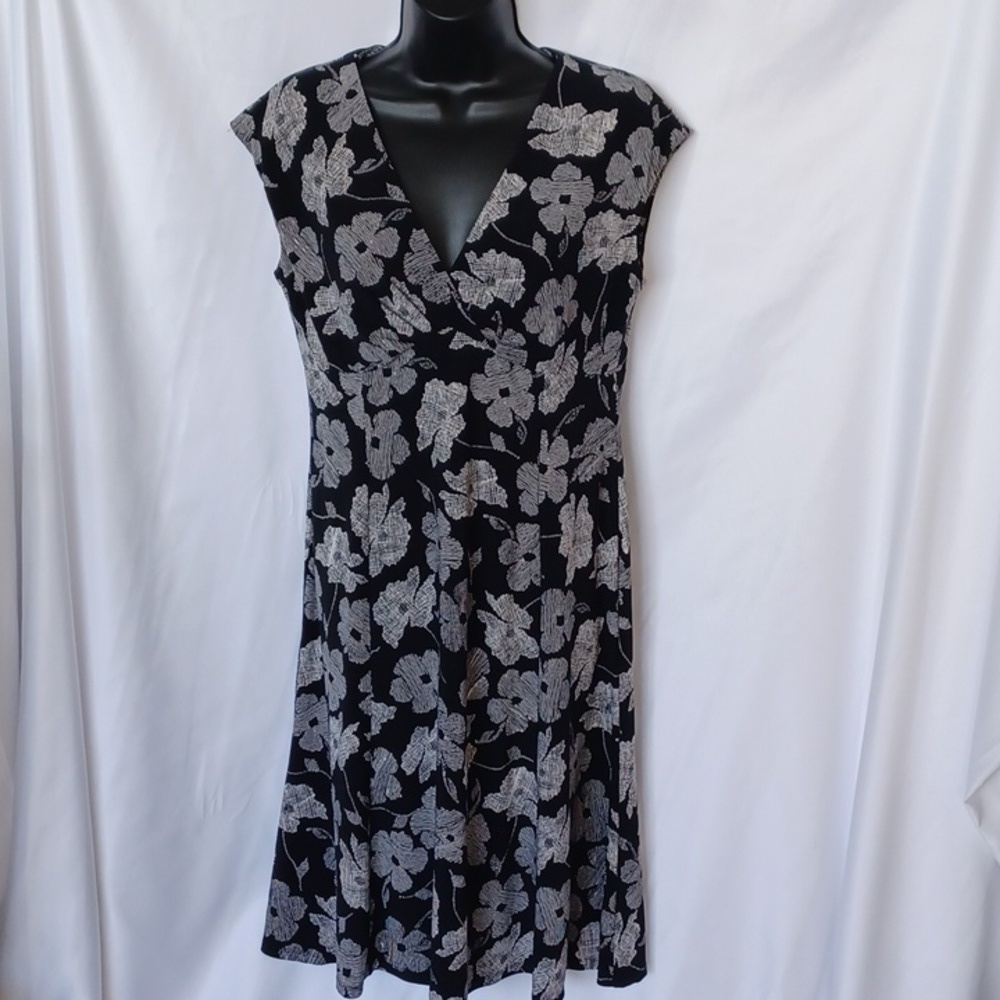 CHAPS BLACK & WHITE FLORAL EMPIRE WAIST DRESS